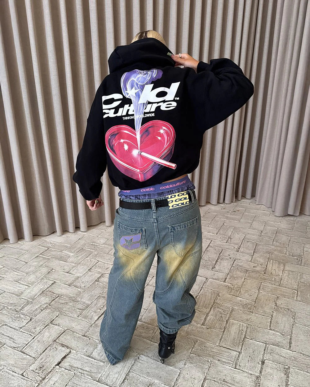 Hoodie negro mangas globo cold culture dorado