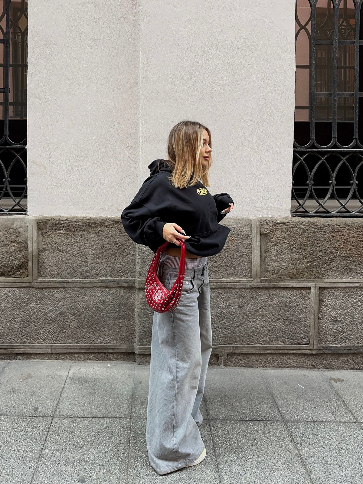 Hoodie mangas globo negro. Letras doradas