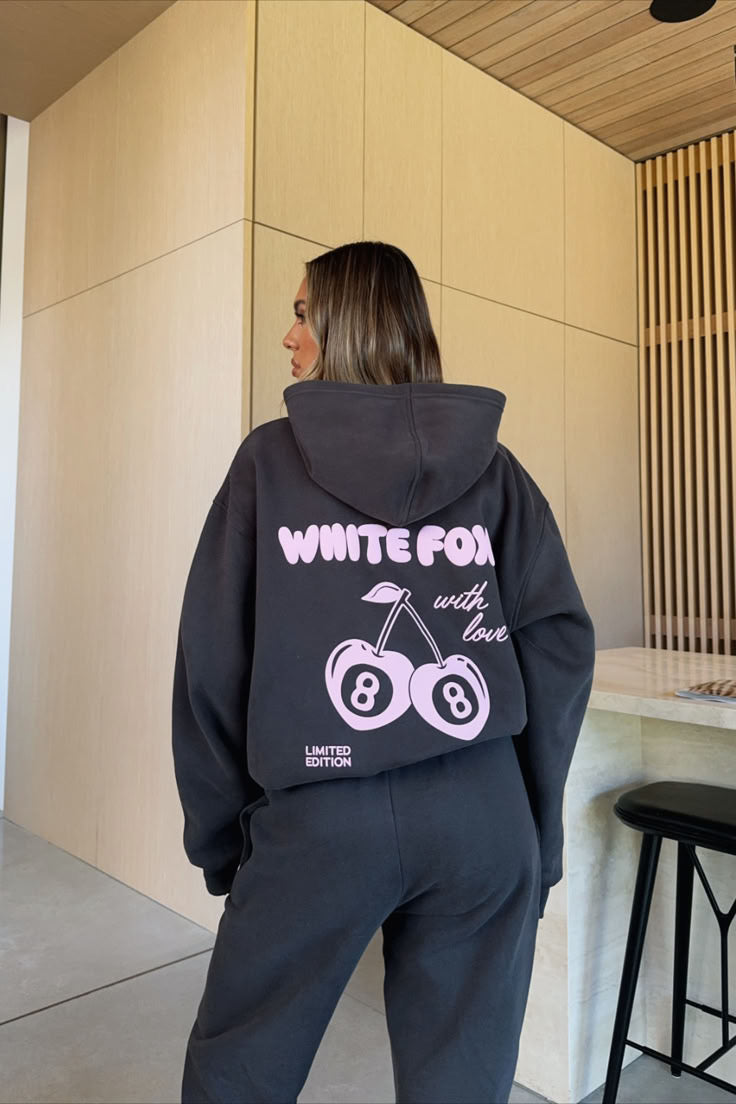 Hoodie white fox manga globo negro ,logo rosado
