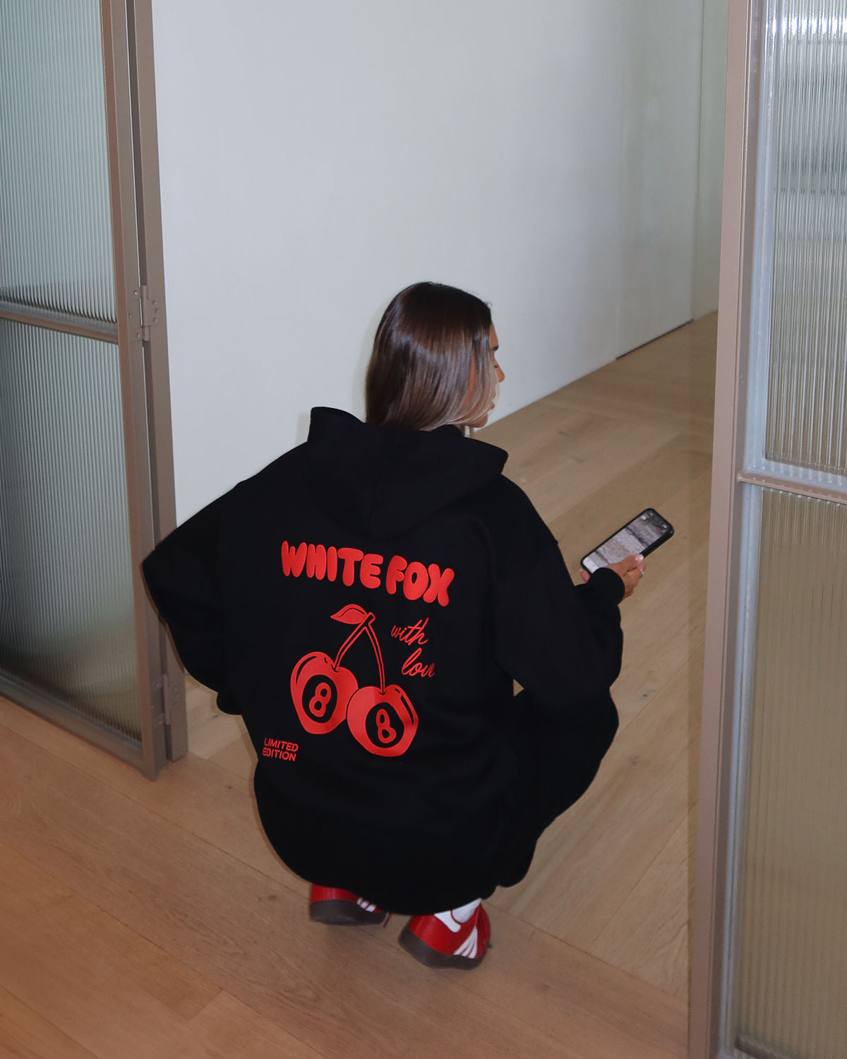 Hoodie white fox manga globo negro