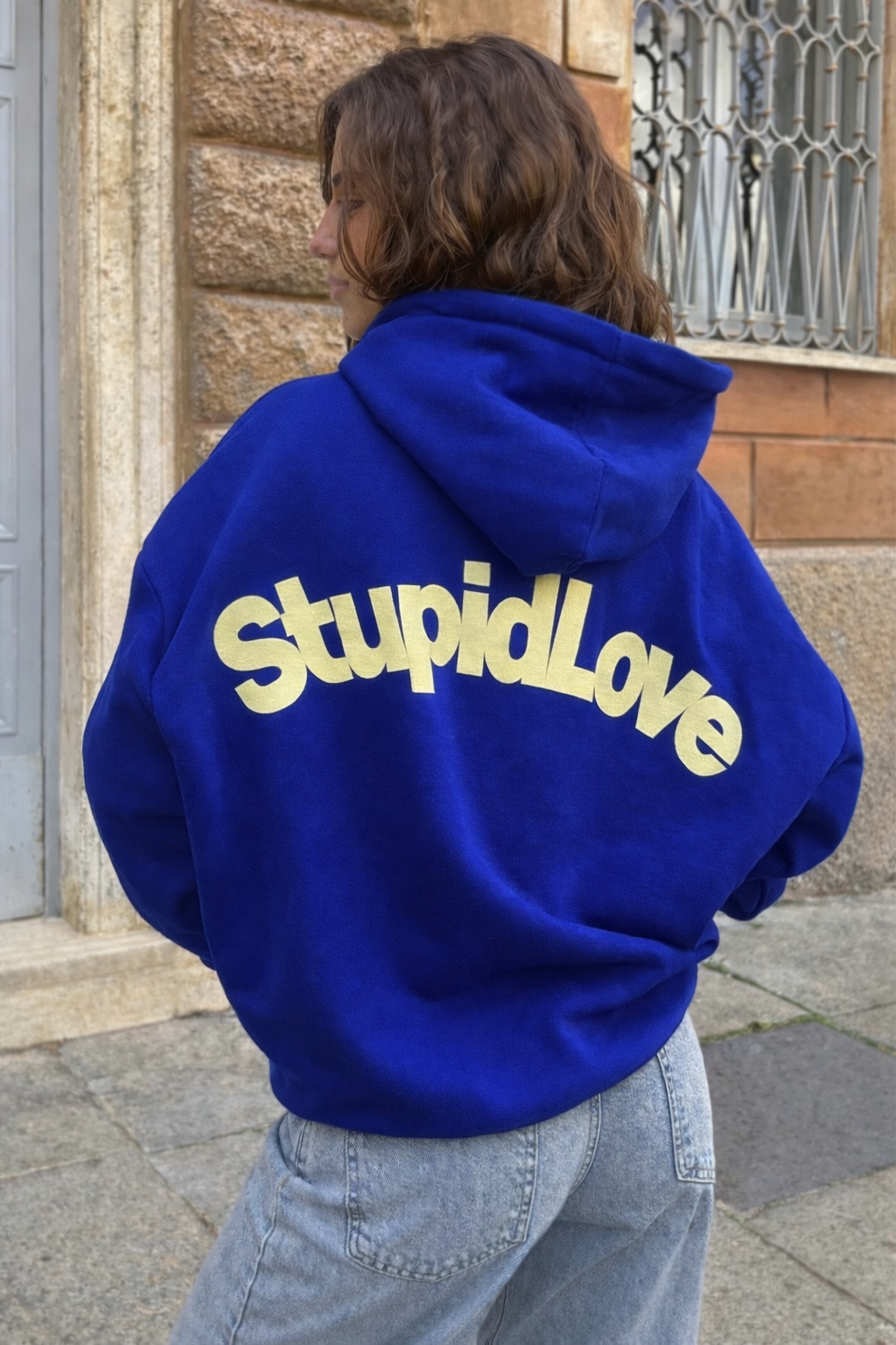 Hoodie stupid love letra beige modelo manga globo azul rey