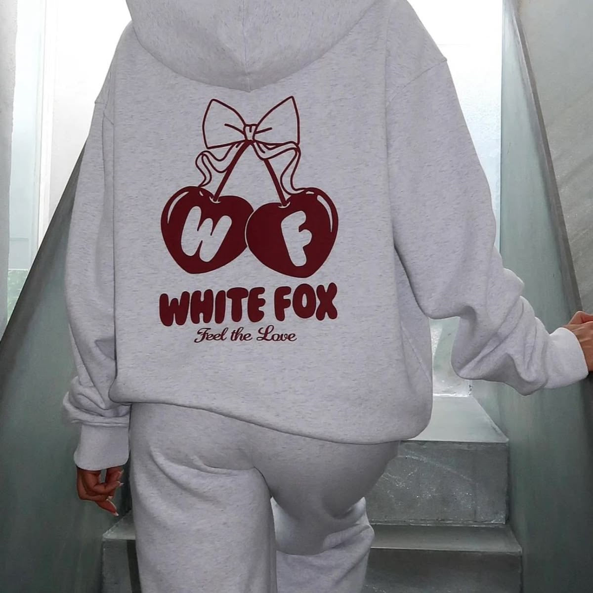 Hoodie white fox manga globo gris