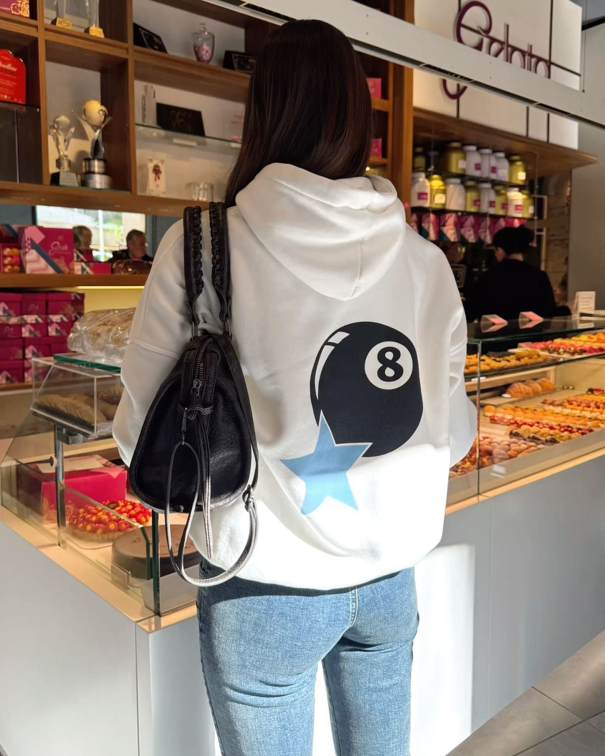 Hoodie bola 8   modelo recto blanco