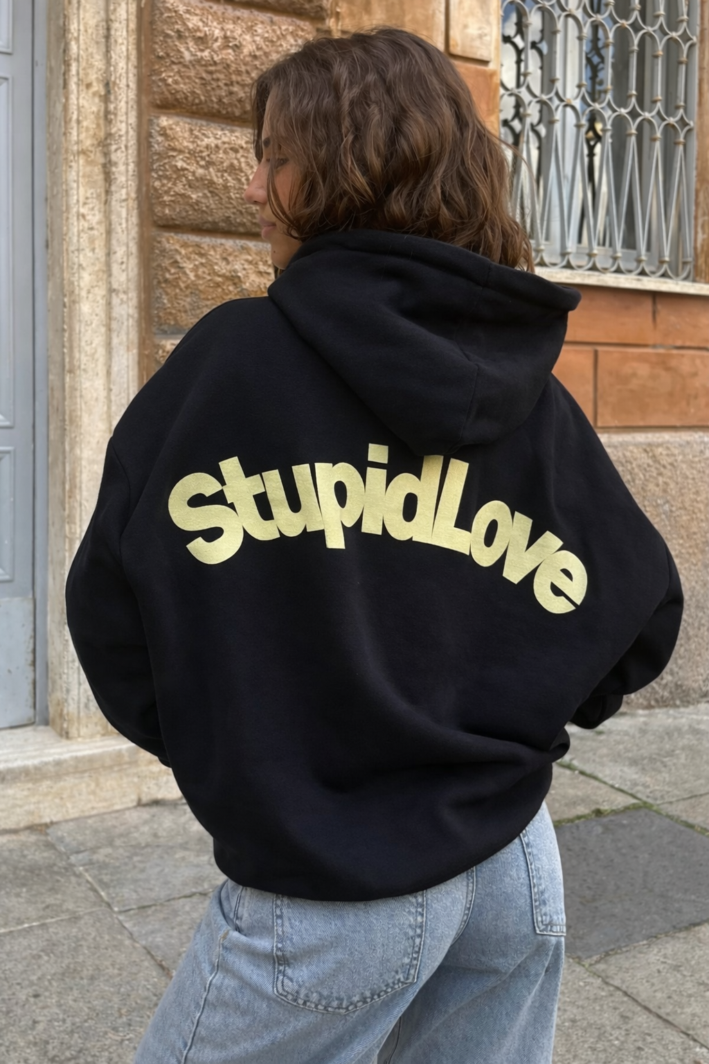 Hoodie stupid love    modelo manga globo negro
