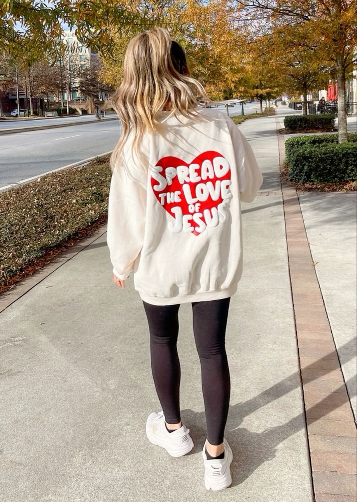 Hoodie blanco corazon spread the love of Jesus