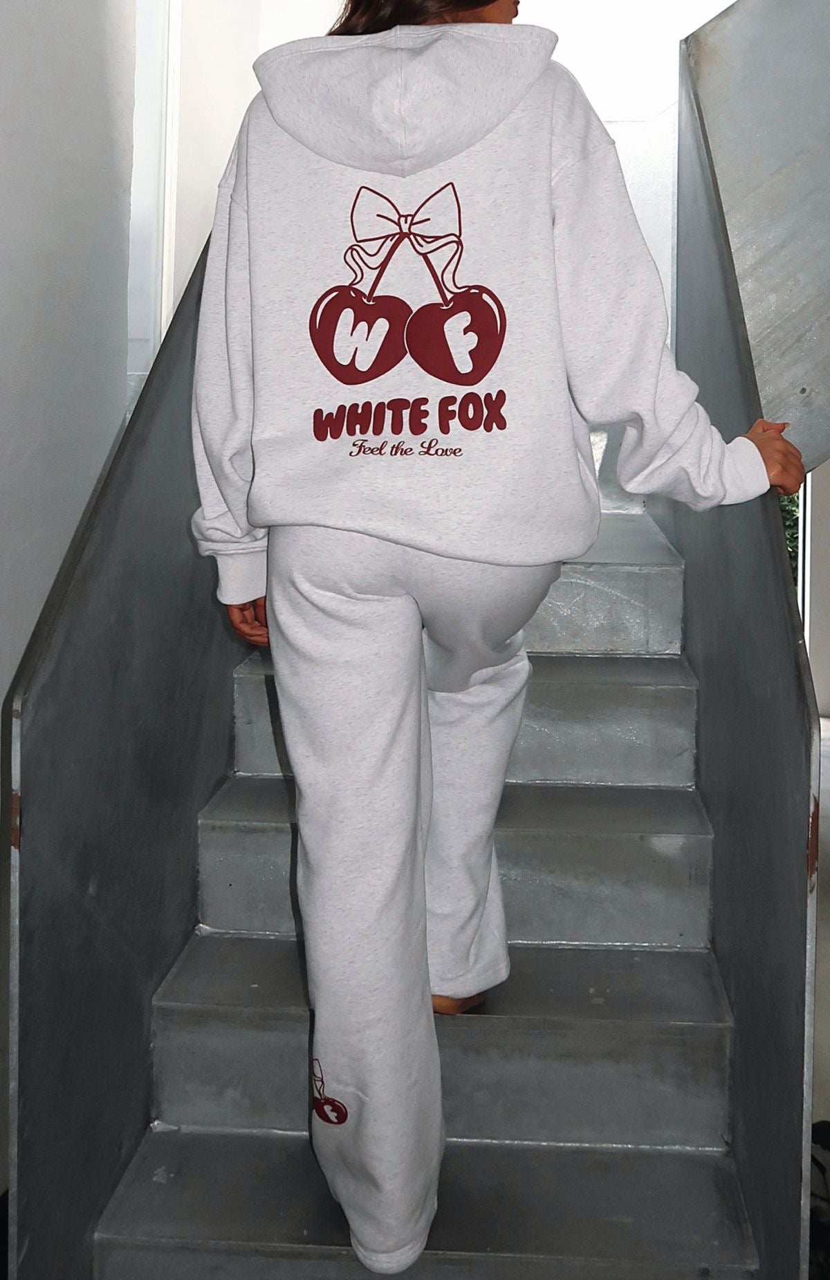 Hoodie white fox manga globo gris