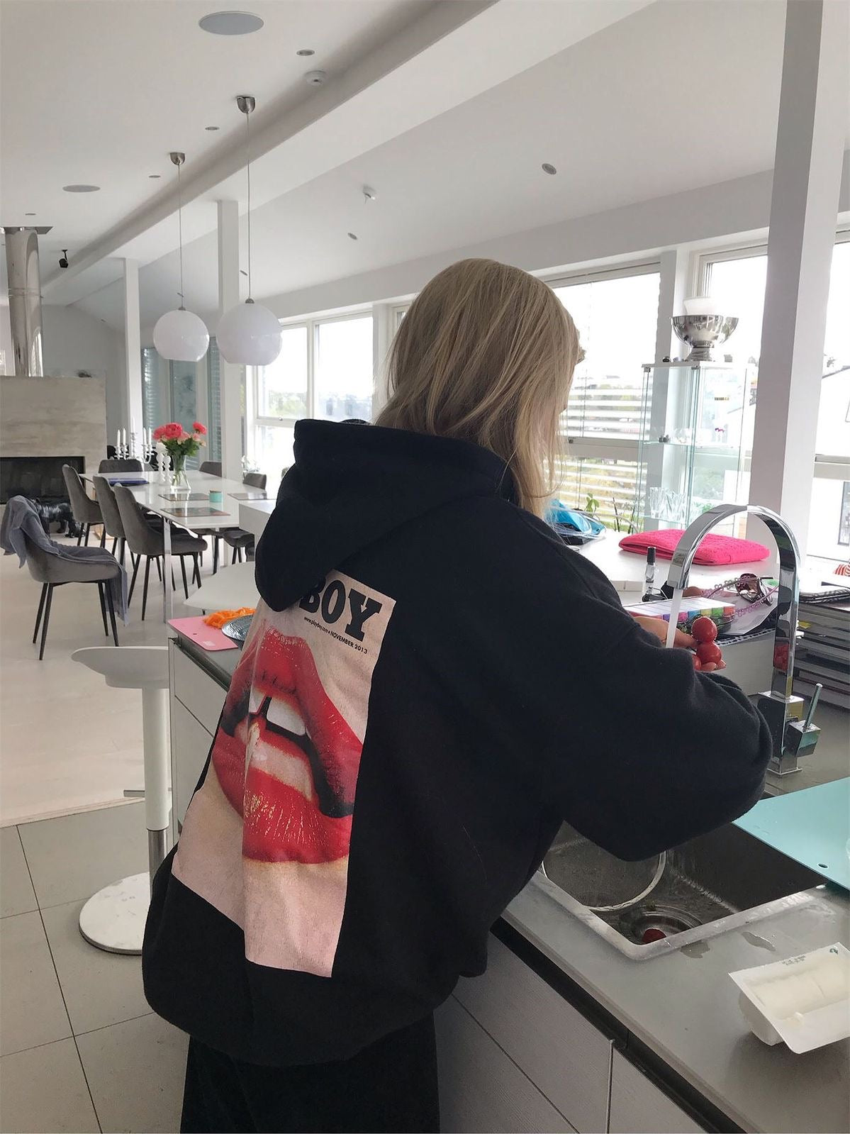 Hoodie negro playboy labios