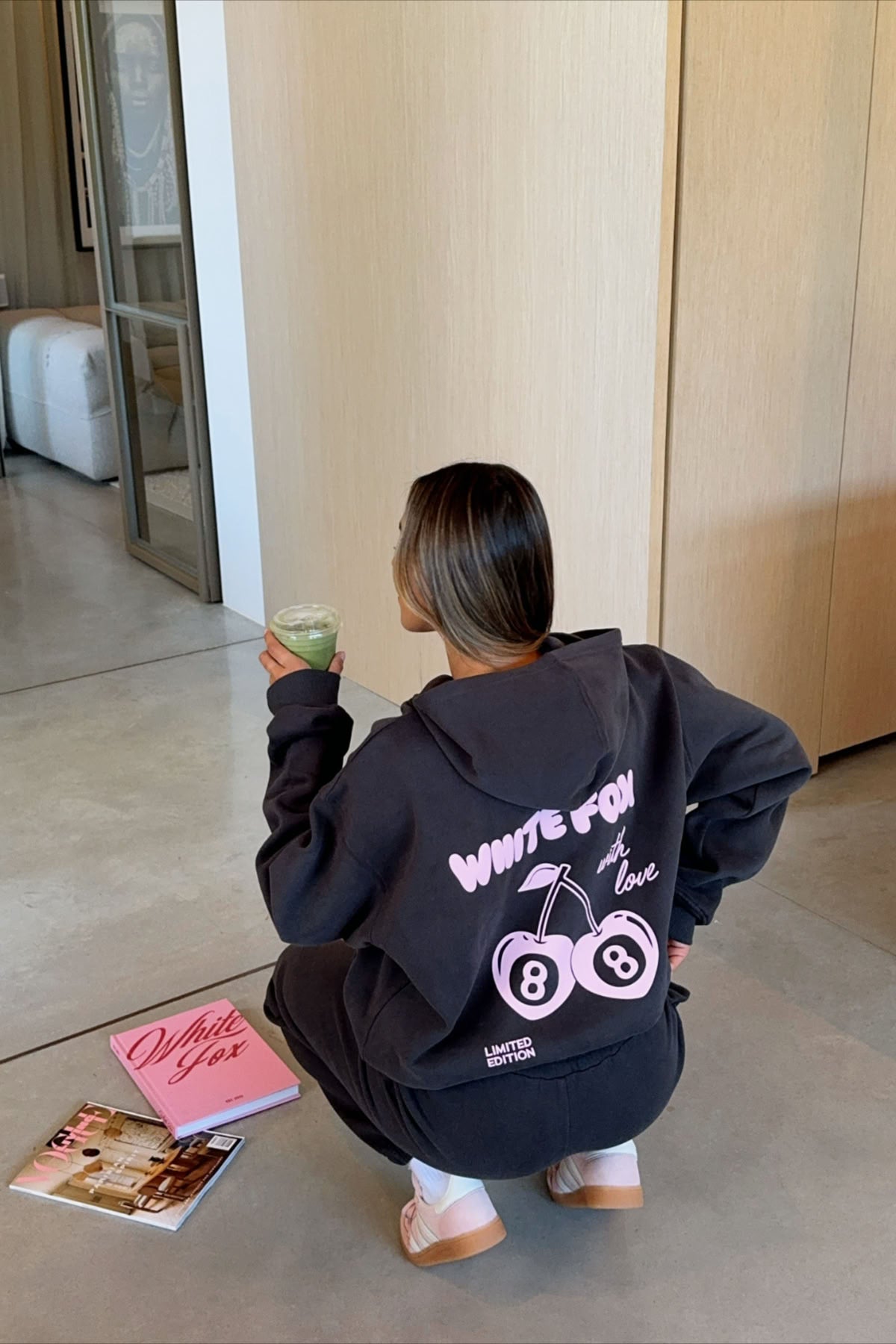 Hoodie white fox manga globo negro ,logo rosado