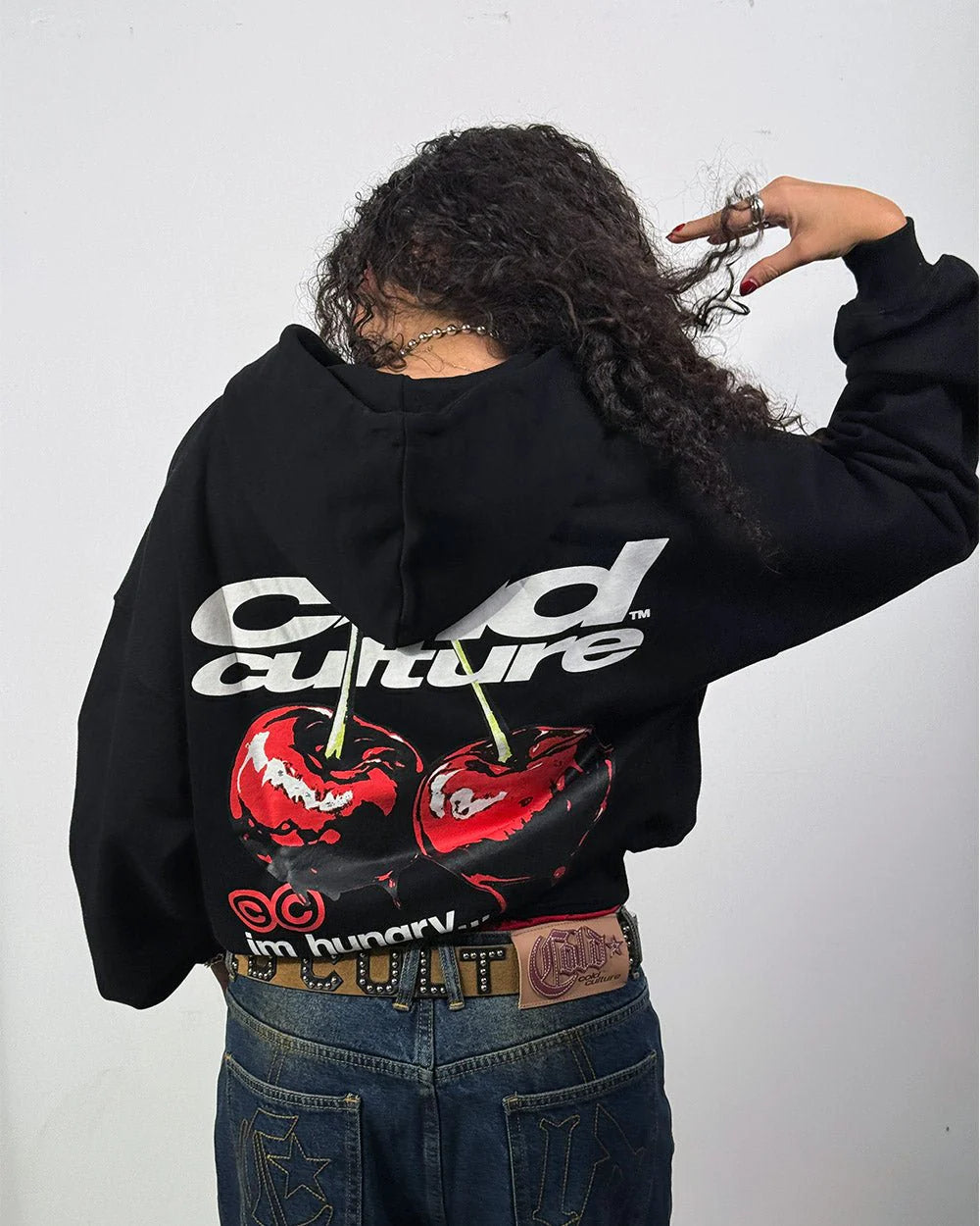 Hoodie negro mangas globo cold culture