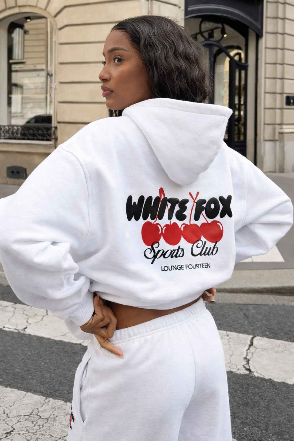 Hoodie white fox manga globo blanco